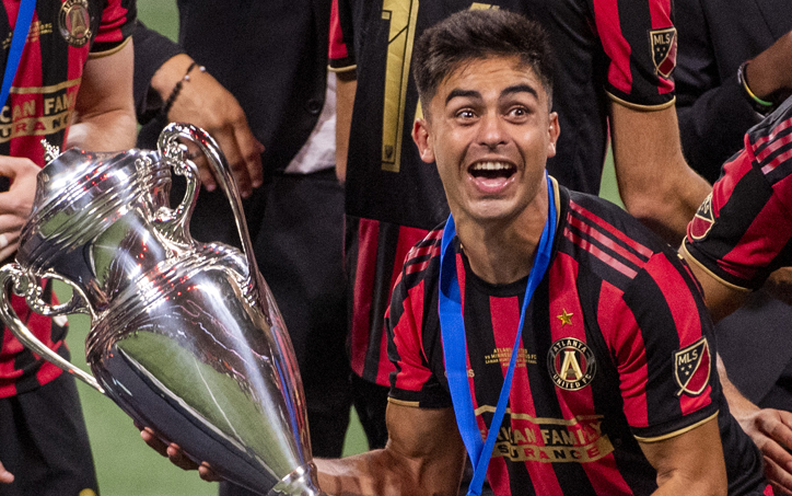 Pity Martinez of Atlanta United FC prepares to lift the trophy after winning the 2019 US Open Cup. Photo: Logan Riely | Atlanta United