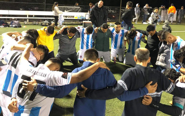 CD Huateras form a prayer circle following their 2020 US Open Cup qualifier against World Class Premier Elite FC. Photo: CD Huateras