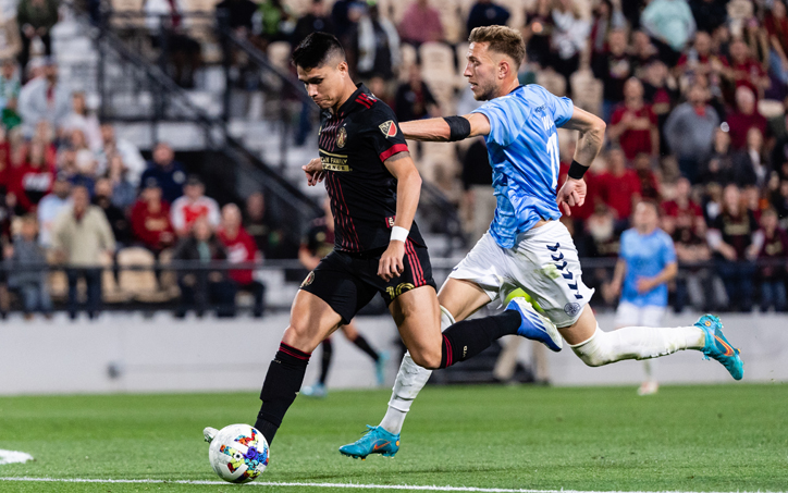 Atlanta United forward Luiz Araújo dribbles the ball during the match against Chattanooga FC in the Third Round of the 2022 US Open Cup. Photo: Kyle Hess | Atlanta United
