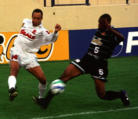 Angelo Sable of the San Francisco Bay Seals (left) battles for the ball with Michael Emenalo of the San Jose Clash in the 1997 US Open Cup Quarterfinals. Photo: San Francisco Bay Seals