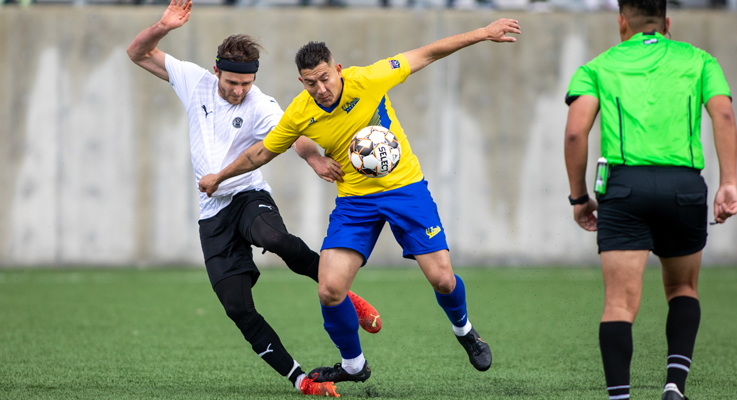 Daniel Buitrago (10) of El Farolito holds off Nikolai Littleton (7) of Inter SF in a US Open Cup first round match at Ohlone College in Fremont, Calif. on Mar. 22, 2023. Photo: Douglas Zimmerman | SoccerBayArea